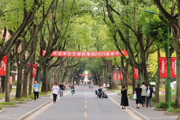 凯狮优配 “AI管家”上线、学霸手把手教学，上理工“科技浪漫”迎接萌新